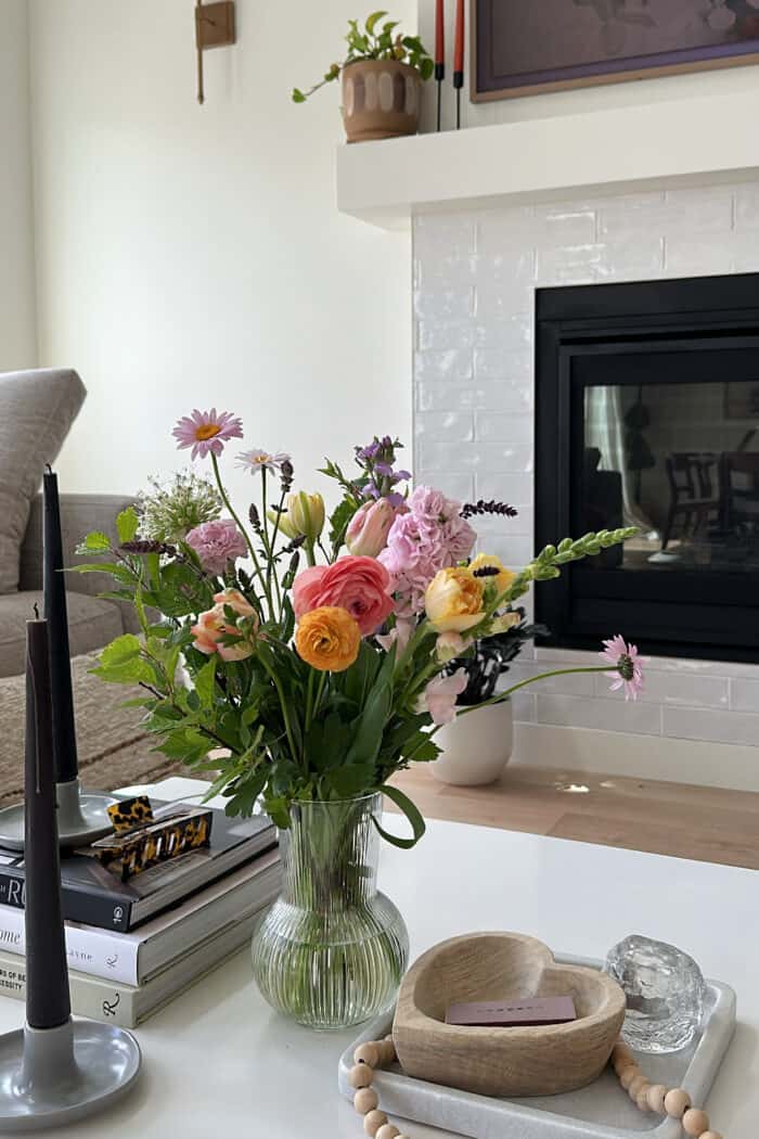 5 Simple Ideas to Arrange Vases of Flowers