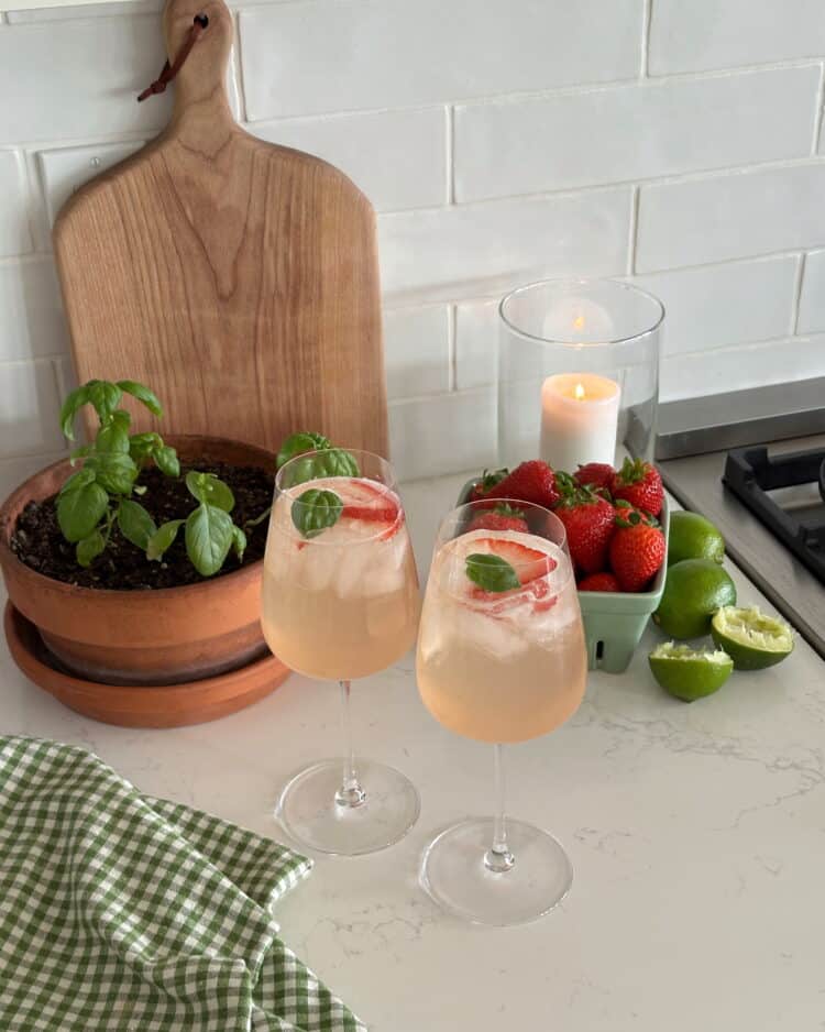 strawberry basil spritz